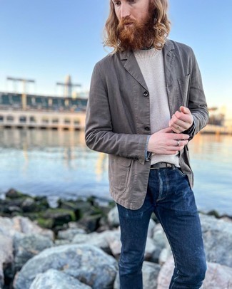 Какие пиджаки носить с серым свитером с круглым вырезом мужчине