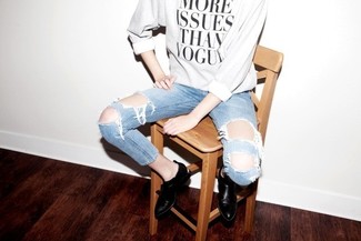 Как носить серый свитер с круглым вырезом с синими джинсами женщине