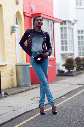 Как носить серый свитер с круглым вырезом с синими джинсами женщине