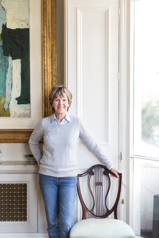 Как носить серый свитер с круглым вырезом с синими джинсами женщине