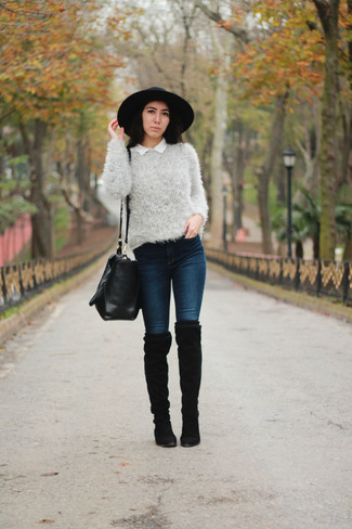 Как носить серый свитер с круглым вырезом с синими джинсами женщине