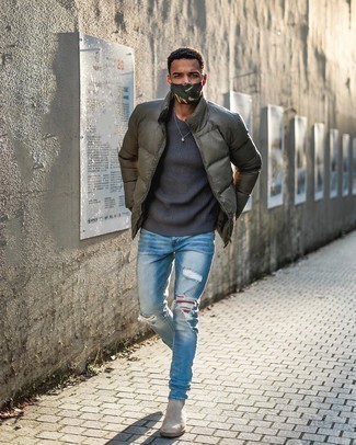 Как носить серый свитер с круглым вырезом с синими рваными джинсами мужчине