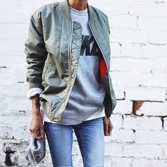 Какие бомберы носить с серым свитером с круглым вырезом женщине