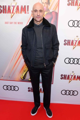 Какие бомберы носить с серым свитером с круглым вырезом мужчине