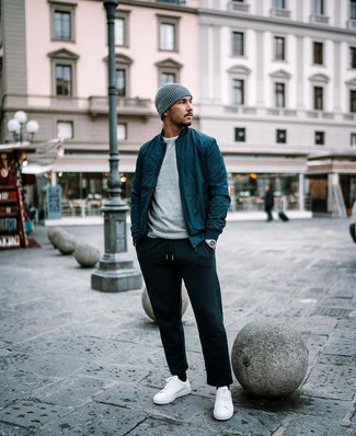 Какие бомберы носить с серым свитером с круглым вырезом мужчине