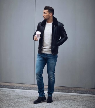 Какие бомберы носить с серым свитером с круглым вырезом мужчине