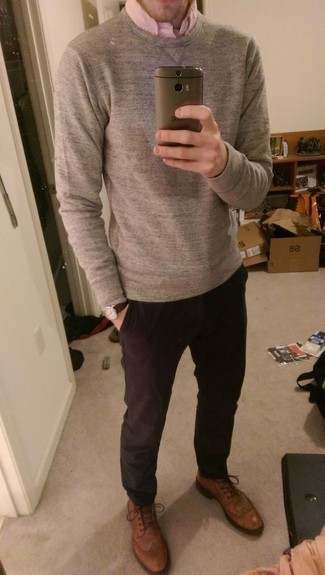 Какие броги носить с серым свитером с круглым вырезом