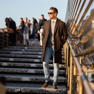 Как носить серый свитер с круглым вырезом с коричневым длинным пальто