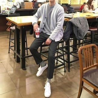 Какие кардиганы носить с серым свитером с круглым вырезом мужчине