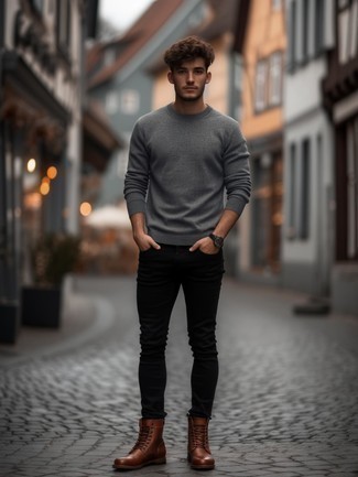 Какие повседневные ботинки носить с серым свитером с круглым вырезом мужчине