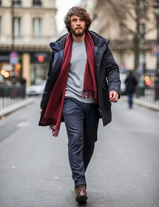 Какие повседневные ботинки носить с серым свитером с круглым вырезом мужчине