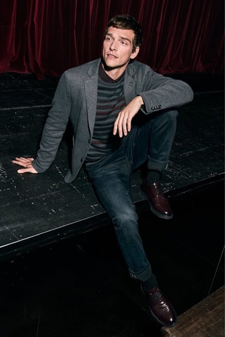 Как носить серый свитер с круглым вырезом с темно-серым пиджаком мужчине