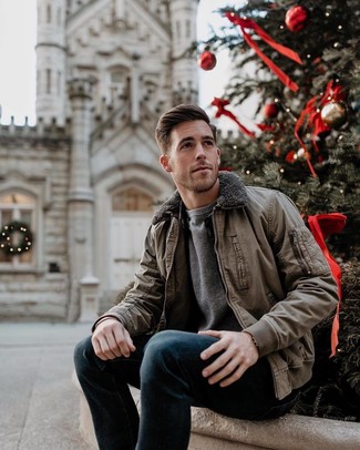 Как носить серый свитер с круглым вырезом с темно-коричневым бомбером мужчине