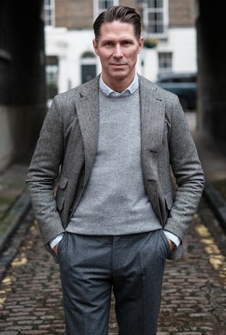 Как носить серый свитер с круглым вырезом с серым пиджаком мужчине