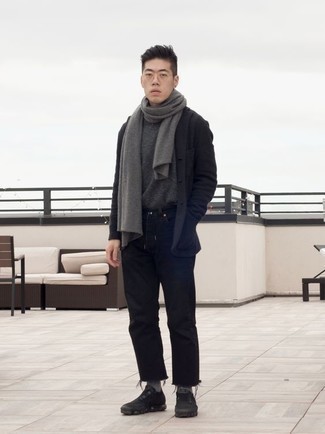 Как носить серый свитер с круглым вырезом с серым пиджаком мужчине