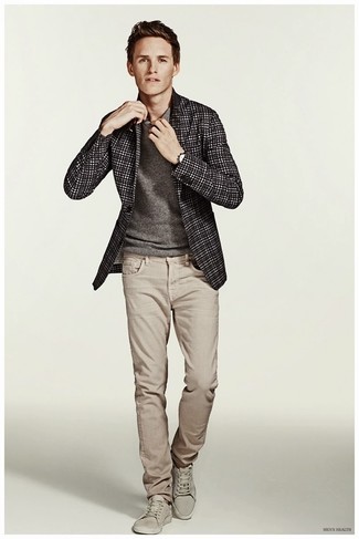 Как носить серый свитер с круглым вырезом с серыми брюками чинос