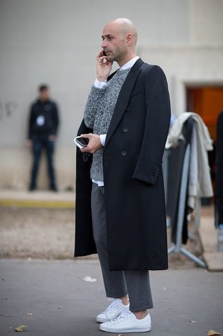 Как носить серый свитер с круглым вырезом с серыми брюками чинос