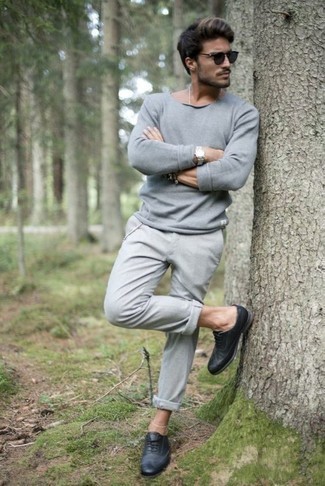 Как носить серый свитер с круглым вырезом с серыми брюками чинос