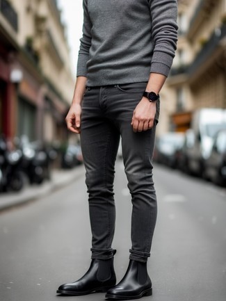 Как носить серый свитер с круглым вырезом с серыми джинсами мужчине