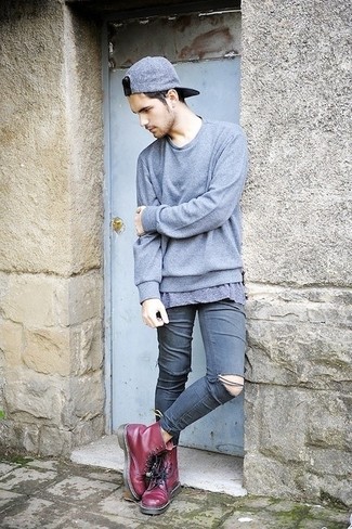Как носить серый свитер с круглым вырезом с серыми джинсами мужчине