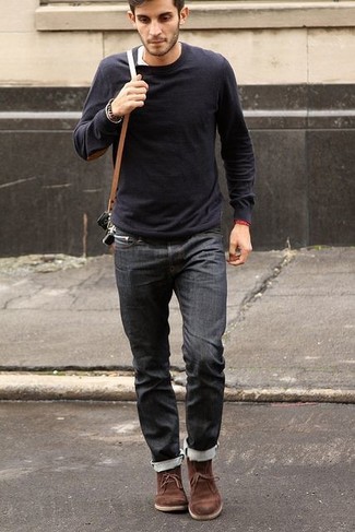 Как носить серый свитер с круглым вырезом с серыми джинсами мужчине