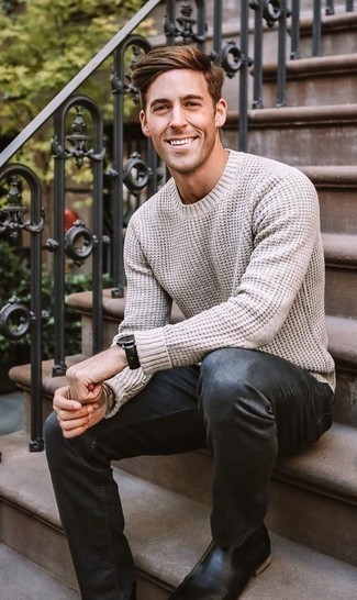 Как носить серый свитер с круглым вырезом с серыми джинсами мужчине