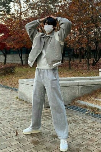 Как носить серый свитер с круглым вырезом с серыми спортивными штанами мужчине