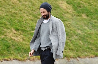 Как носить серый свитер с круглым вырезом с серым шерстяным пиджаком мужчине