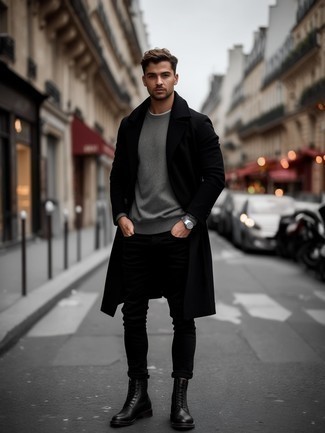 Какие джинсы носить с серым свитером с круглым вырезом мужчине