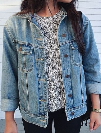 Какие джинсы носить с серым свитером с круглым вырезом женщине