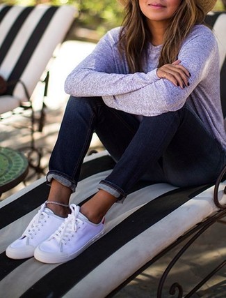 Какие джинсы носить с серым свитером с круглым вырезом женщине