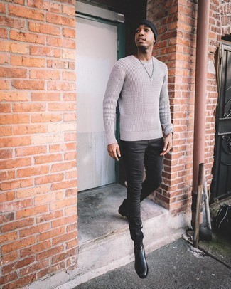 Какие джинсы носить с серым свитером с круглым вырезом мужчине