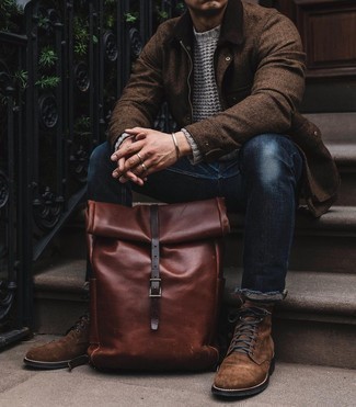 Какие джинсы носить с серым свитером с круглым вырезом мужчине