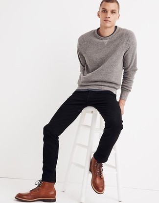 Какие джинсы носить с серым свитером с круглым вырезом мужчине