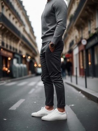 С чем носить серый свитер с круглым вырезом мужчине