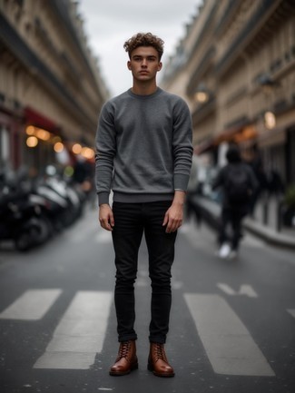 С чем носить серый свитер с круглым вырезом мужчине
