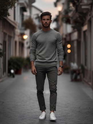 С чем носить серый свитер с круглым вырезом мужчине