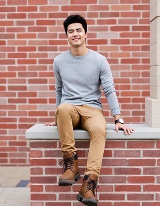 С чем носить серый свитер с круглым вырезом мужчине