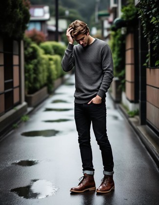 С чем носить серый свитер с круглым вырезом мужчине