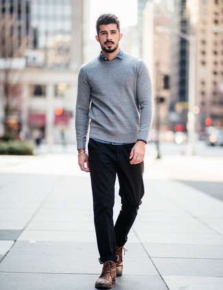 С чем носить серый свитер с круглым вырезом мужчине