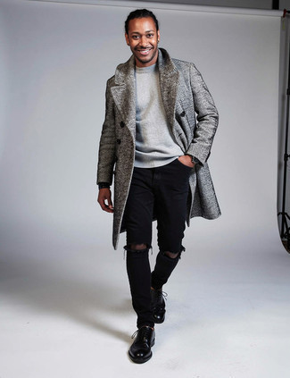 С чем носить серый свитер с круглым вырезом мужчине