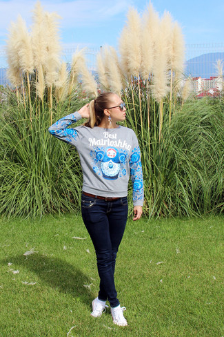 С чем носить серый свитер с круглым вырезом женщине