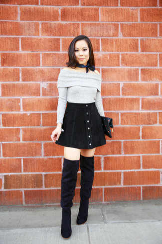 С чем носить серый свитер с круглым вырезом женщине