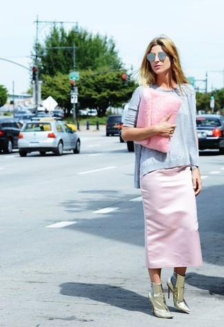 С чем носить серый свитер с круглым вырезом женщине