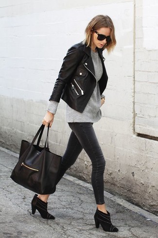 С чем носить серый свитер с круглым вырезом женщине