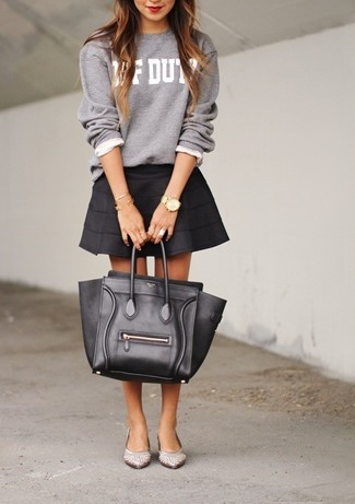 С чем носить серый свитер с круглым вырезом женщине