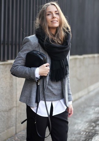 С чем носить серый свитер с круглым вырезом женщине