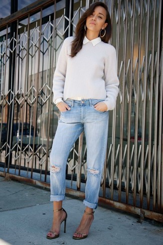 С чем носить серый свитер с круглым вырезом женщине