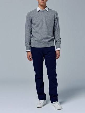 С чем носить серый свитер с круглым вырезом мужчине