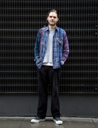 С чем носить серый свитер с круглым вырезом мужчине